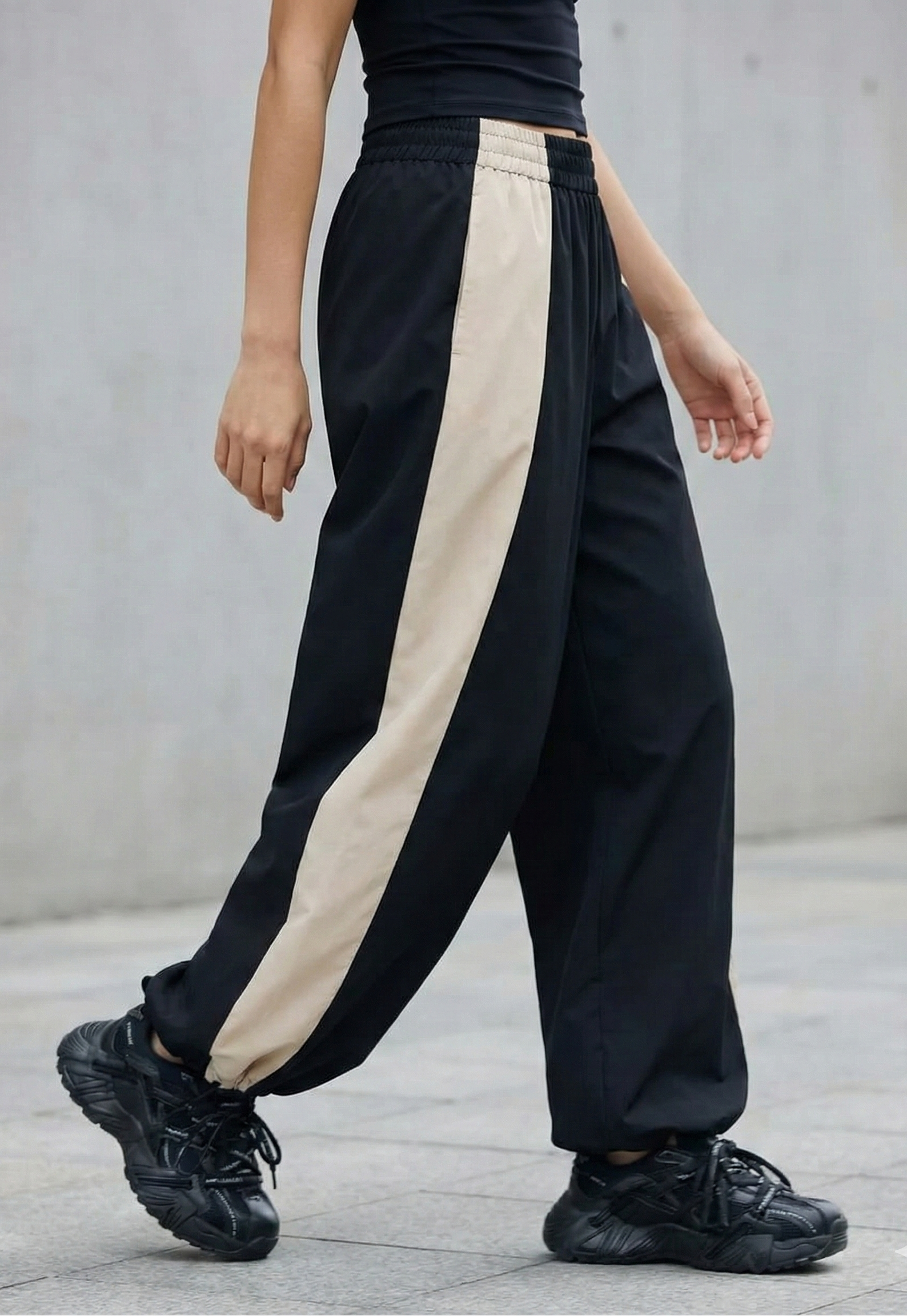 Pantalon de survêtement à jambes larges et colorblock